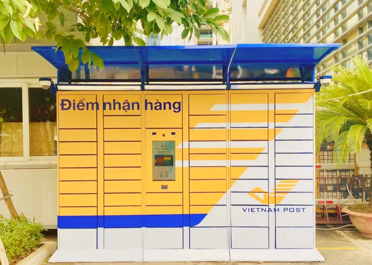 Thay vì đến bưu cục để nhận hàng hoặc bưu tá phát hàng tại địa chỉ, giờ đây người dân sinh sống tại Hà Nội và Thành phố Hồ Chí Minh có thể đến tủ phát hàng tự động (Post Smart) bất kì trên địa bàn để nhận bưu phẩm. Ảnh: PV