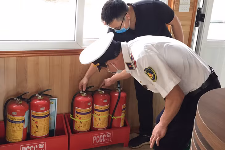 Cảng vụ viên kiểm tra công tác an toàn trên tàu du lịch.