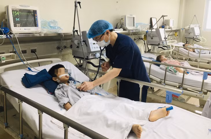 Bệnh nhi mắc viêm não Nhật Bản được điều trị tại Trung tâm Bệnh nhiệt đới (Bệnh viện Nhi trung ương). Ảnh: Khánh Chi