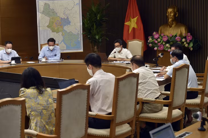 Phó Thủ tướng đề nghị TPHCM thực hiện nghiêm các giải pháp đã đề ra và thống nhất ở mức cao hơn hiện nay, cắt đứt các chuỗi lây nhiễm, khống chế bằng được các ổ dịch, phấn đấu không để kéo dài tình trạng giãn cách xã hội như hiện tại. Ảnh VGP/Đình Nam Phó Thủ tướng đề nghị TPHCM thực hiện nghiêm các giải pháp đã đề ra và thống nhất ở mức cao hơn hiện nay, cắt đứt các chuỗi lây nhiễm, khống chế bằng được các ổ dịch, phấn đấu không để kéo dài tình trạng giãn cách xã hội như hiện tại. Ảnh VGP/Đình Nam