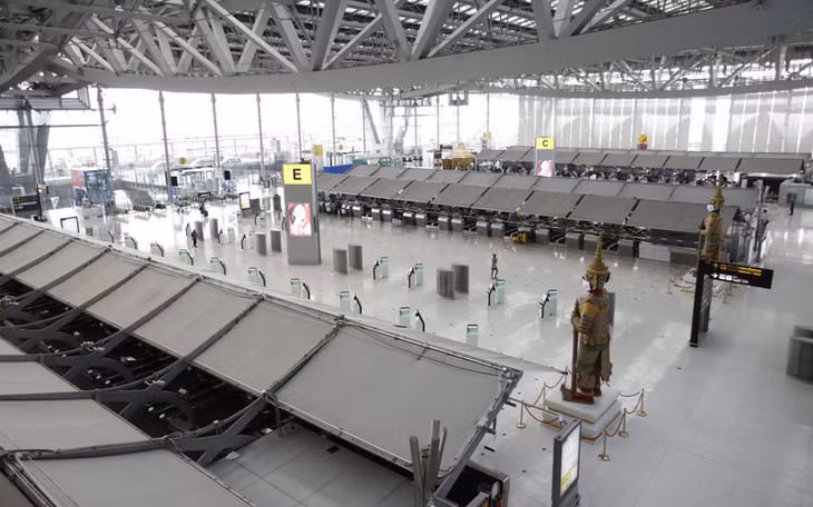 Sảnh sân bay Suvarnabhumi vắng tanh khi thủ Bangkok phong tỏa để kiểm soát đợt bùng phát dịch Covid-19. (Ảnh: Bưu điện Bangkok)