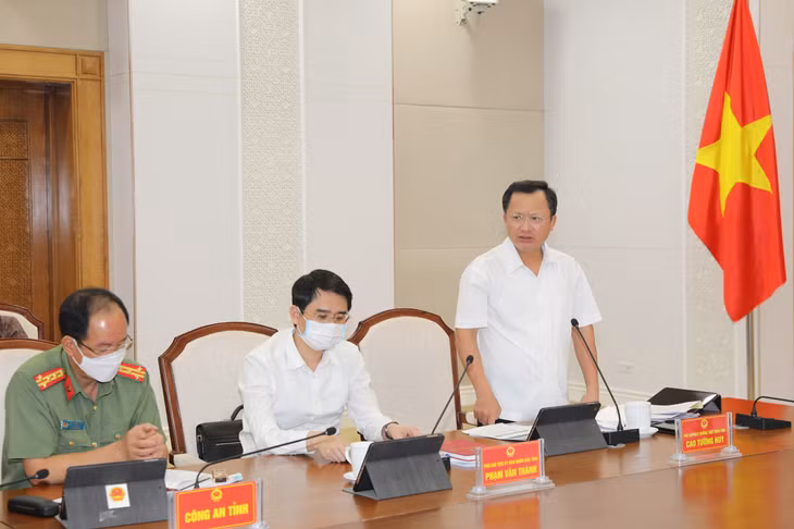 Đồng chí Cao Tường Huy, Phó Chủ tịch Thường trực UBND tỉnh phát biểu tại cuộc họp.