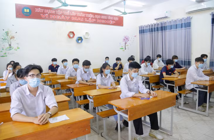 Các thí sinh được bố trí ngồi giãn cách đảm bảo ít nhất 1m và đeo khẩu trang trong suốt quá trình làm bài thi.