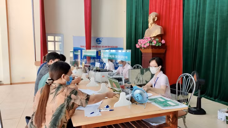 Hội viên, phụ nữ nhận tiền vốn vay của Ngân hàng CSXH tại điểm giao dịch xã Đông Hải, huyện Tiên Yên.