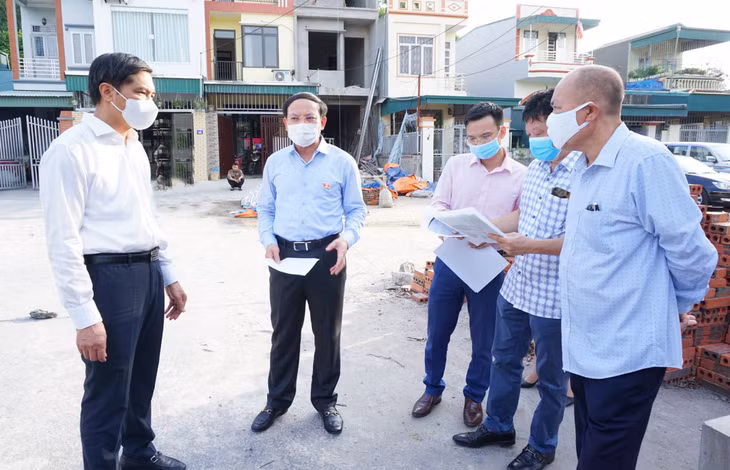 Đồng chí Nguyễn Xuân Ký, Bí thư Tỉnh ủy yêu cầu UBND TP Hạ Long và phường Hà Lầm nhanh chóng xem xét, giải quyết kiến nghị của cử tri tại tổ 8, khu 3, phường Hà Lầm.