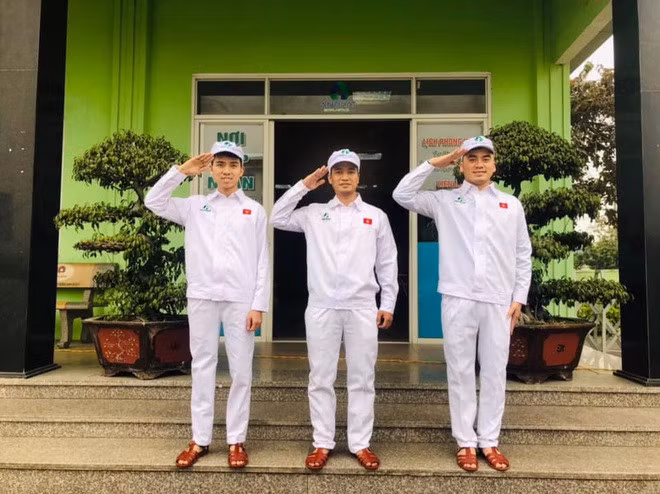 "Lệ Rơi" Nguyễn Đức Hậu (giữa) hiện đang làm ở công ty sản xuất đồ nhựa tại quê nhà (Ảnh: FBNV).