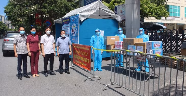 Lãnh đạo quận Hai Bà Trưng và phường Thanh Nhàn thăm hỏi, động viên và trao quà hỗ trợ trong công tác phòng chống dịch Covid-19 cho lực lượng y, bác sĩ Bệnh viện Phổi Hà Nội. Ảnh: Thùy Linh