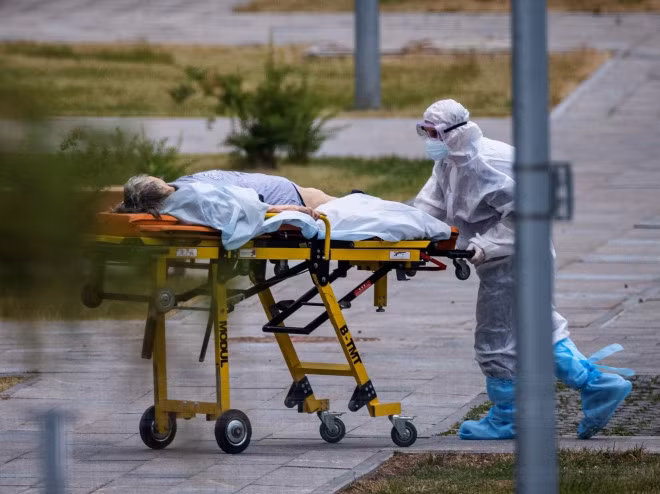 Chuyển bệnh nhân nhiễm COVID-19 tới bệnh viện ở ngoại ô Moskva, Nga. Ảnh: AFP/TTXVN