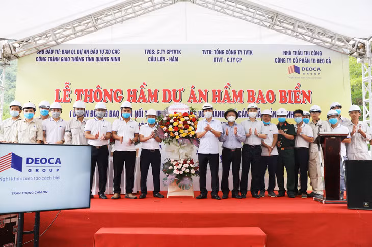 Chủ tịch UBND tỉnh Nguyễn Tường Văn tặng hoa chúc mừng, động viên chủ đầu tư và các nhà thầu.