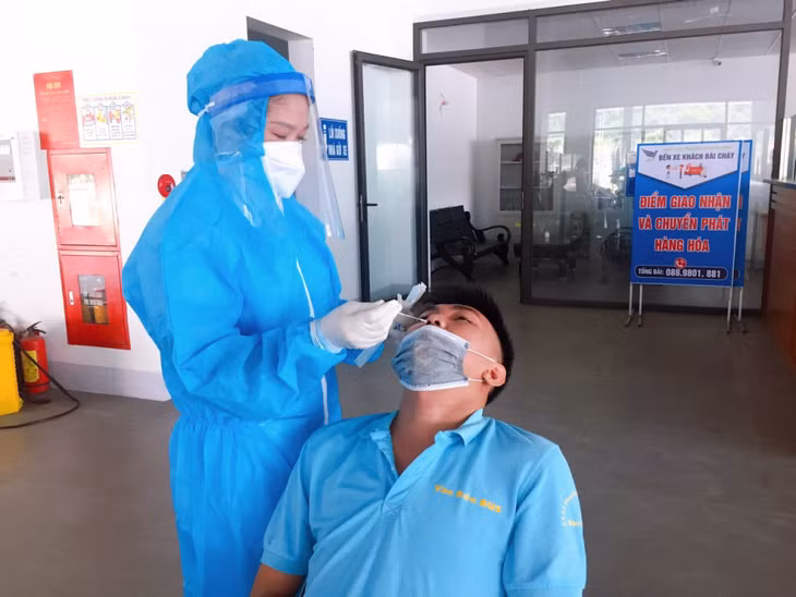 TP Hạ Long tổ chức lấy mẫu xét nghiệm cho các đối tượng có nguy cơ mắc Covid-19 tại Bến xe Bãi Cháy.
