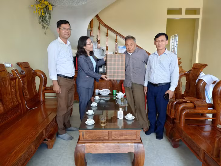 Huyện Hải Hà thăm, tặng quà cho các gia đình chính sách, người có công trên địa bàn.