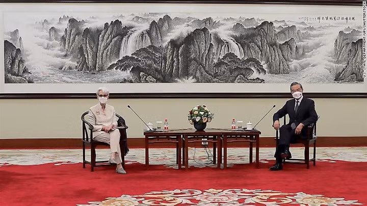 Thứ trưởng Ngoại giao Mỹ Wendy Sherman (trái) và Ngoại trưởng Trung Quốc Vương Nghị. (Ảnh: CNN)