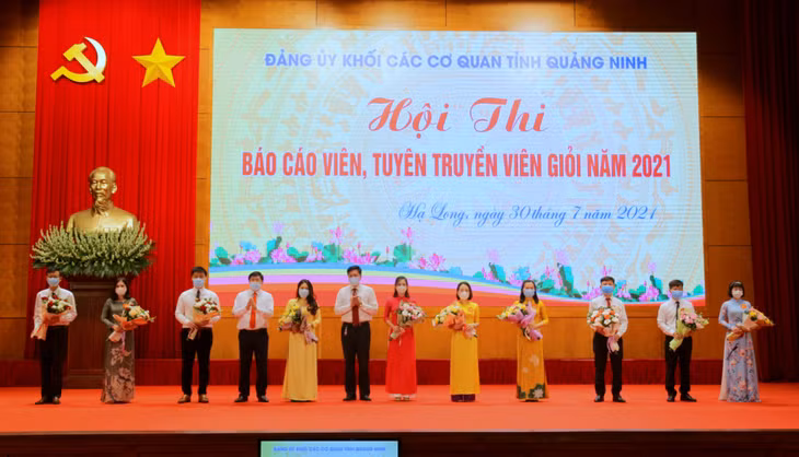 Ban Tổ chức tặng hoa cho 10 thí sinh xuất sắc tham gia Hội thi.