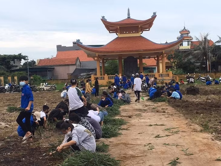 ĐVTN ra quân dọn vệ sinh môi trường, chỉnh trang các nghĩa trang, nhà bia tưởng niệm Anh hùng liệt sĩ ở TX Quảng Yên. (Ảnh Tỉnh Đoàn cung cấp)