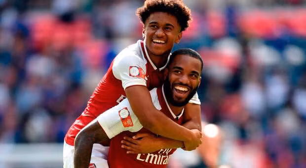 Lacazette và Nelson được bật đèn xanh rời khỏi Emirates.