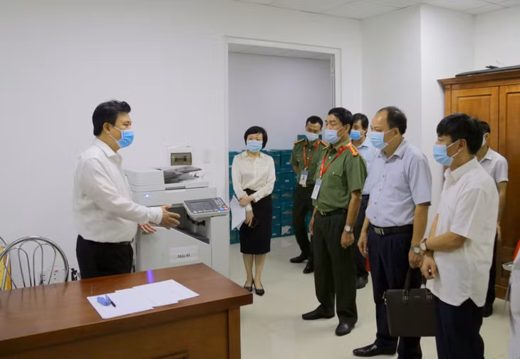 Thứ trưởng Bộ GD&amp;ĐT Nguyễn Hữu Độ (ngoài cùng, bên trái) kiểm tra công tác chuẩn bị cho Kỳ thi tốt nghiệp THPT năm 2021 tại Quảng Ninh.