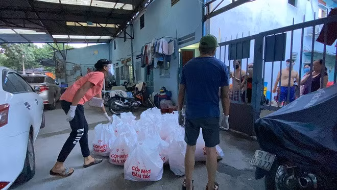Vận chuyển đồ đến cho người dân, H'Hen Niê còn tận tình thăm hỏi người dân.