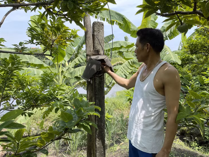 Ông Vũ Huy Cảnh (thôn Tân Thành, xã Việt Dân) khởi động hệ thống tưới tự động.