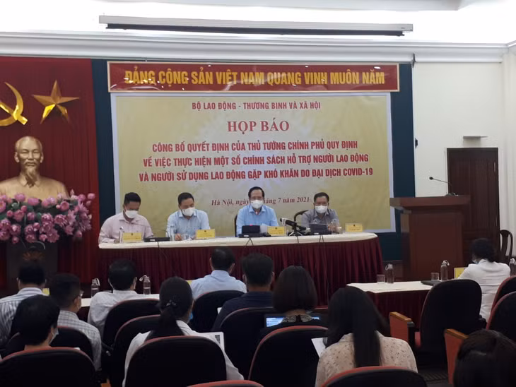 Bộ LĐTBXH họp báo thông tin về thủ tục, quy trình hỗ trợ lao động, doanh nghiệp gặp khó khăn do dịch COVID-19.