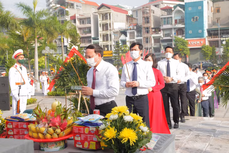 Dâng hương tưởng niệm các Anh hùng liệt sĩ nhân ngày 27/7 ảnh 1 Dâng hương tưởng niệm các Anh hùng liệt sĩ nhân ngày 27/7 ảnh 1