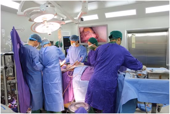 Ca phẫu thuật nội soi tim cho bệnh nhân L. bị thông liên nhĩ.