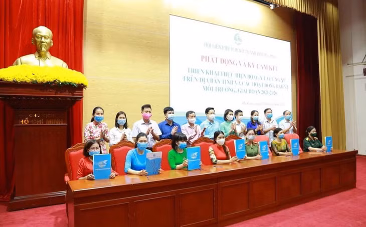 Hội LHPN TP Hạ Long tổ chức ký cam kết triển khai thực hiện Bộ quy tắc ứng xử trên địa bàn tỉnh và các hoạt động bảo vệ môi trường, giai đoạn 2021-2026.