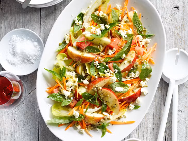 Một đia salat trai cay cho bua sang giau vitamin