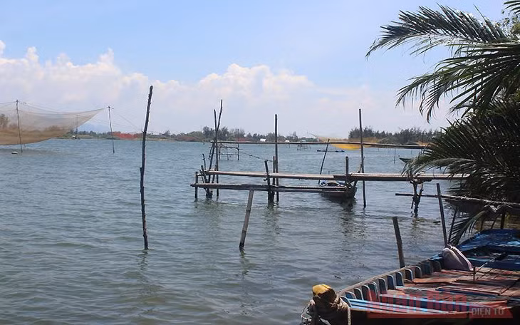 Những chiếc thuyền đón đưa khách du lịch trên sông, du ngoạn trong rừng dừa Bảy Mẫu cũng tạm nghỉ hơn năm.