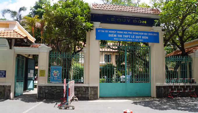 Điểm thi trường THPT Lê Quý Đôn, TP HCM, sau môn thi Văn trưa 7/7. Ảnh: Mạnh Tùng.