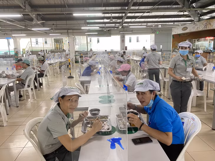 Công ty TNHH Nidec Việt Nam (Khu công nghệ cao) bố trí giãn cách khu vực nhà ăn của công nhân để bảo đảm “3 tại chỗ”.