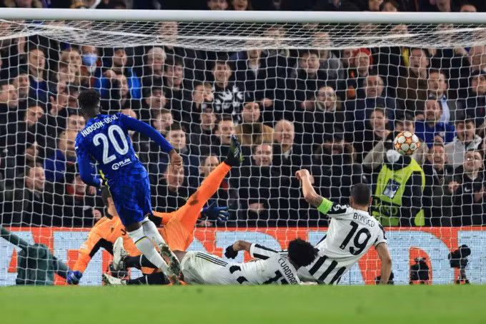 James ghi bàn nhân đôi cách biệt cho Chelsea. Ảnh: UEFA