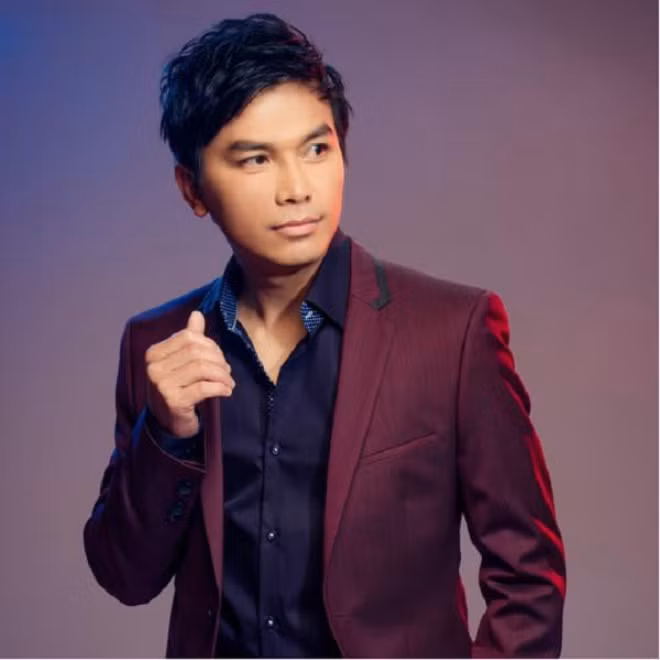 Danh ca Mạnh Quỳnh.