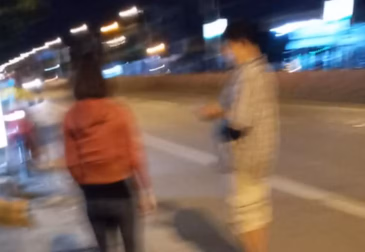Chị H (áo cam) bị "người yêu" lừa lấy sạch tài sản, bỏ chị bơ vơ nơi xa lạ.