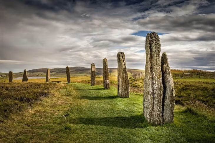 Quần đảo Orkney của Scotland có rất nhiều tác phẩm tái hiện cuộc sống đã xuất hiện cách đây 5000 năm. Ở nơi đó, bạn sẽ tìm thấy Stones of Stenness, Maeshowe, Skara Brae và Ring of Brodgar - bốn di tích được gọi là Trái tim của Orkney thời kỳ đồ đá mới trên hòn đảo lớn nhất của quần đảo này. Những tàn tích cuối thời kỳ đồ đá này được bảo tồn tốt, một phần cũng là do vị trí thuận lợi của chúng. Cũ hơn Stonehenge và ít được ghé thăm hơn là những ngôi nhà của Skara Brae, được gọi là “Pompeii của Scotland”. Stenness - một tượng đài thời kỳ đầu giống như một tác phẩm điêu khắc hiện đại, còn Maeshowe là một ngôi mộ gò có vách ngăn (hình vẽ graffiti thể thao của người Viking) và vòng tròn đá lớn của Brodgar có 27 trong số những tảng cự thạch ban đầu vẫn còn nguyên vẹn.