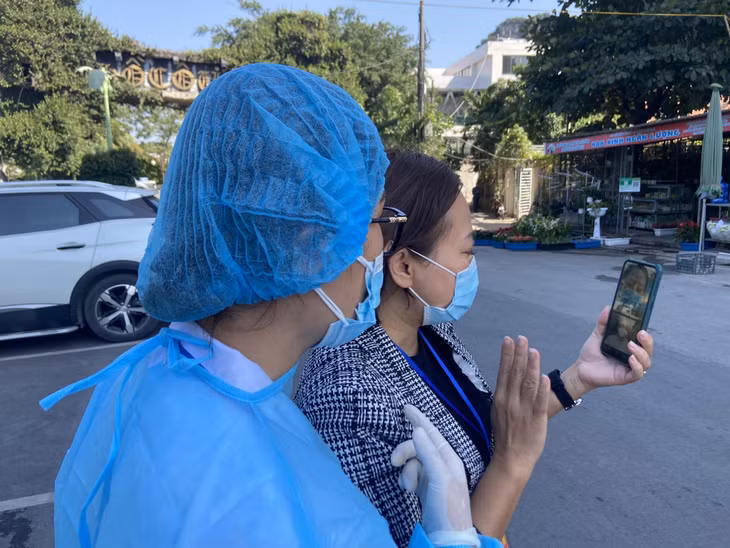 Ngoài việc nhắn tin trên nhóm zalo, lãnh đạo phường Bạch Đằng còn trực tiếp gọi điện bằng hình ảnh để động viên và theo dõi sức khỏe của bệnh nhân.