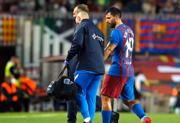 Aguero bị đau ngực và phải tiến hành kiểm tra nhịp tim.
