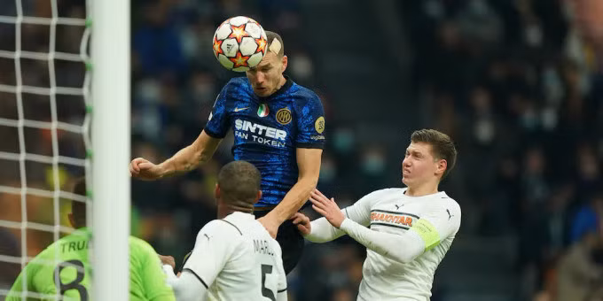 Dzeko đánh đầu ấn định tỷ số 2-0 trước Shakhtar Donetsk trên sân Meazza hôm 24/11. Ảnh: Lapresse