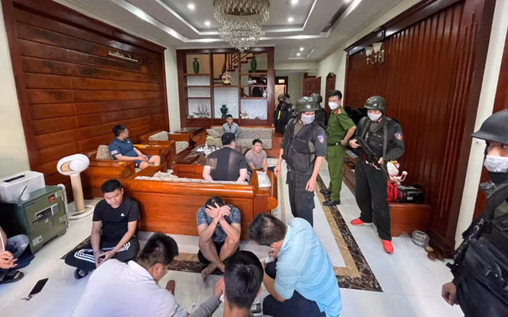 Các đối tượng cùng tang vật trong đường dây đánh bạc.