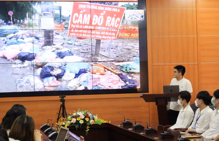 Nguyễn Hoàng Khánh thuyết trình trong một hội thảo về rác thải, tại Trường Đại học Hạ Long.