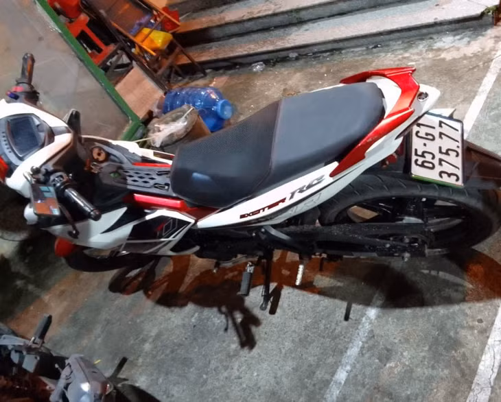 Xe máy đối tượng sử dụng gây án được cơ quan điều tra tạm giữ.