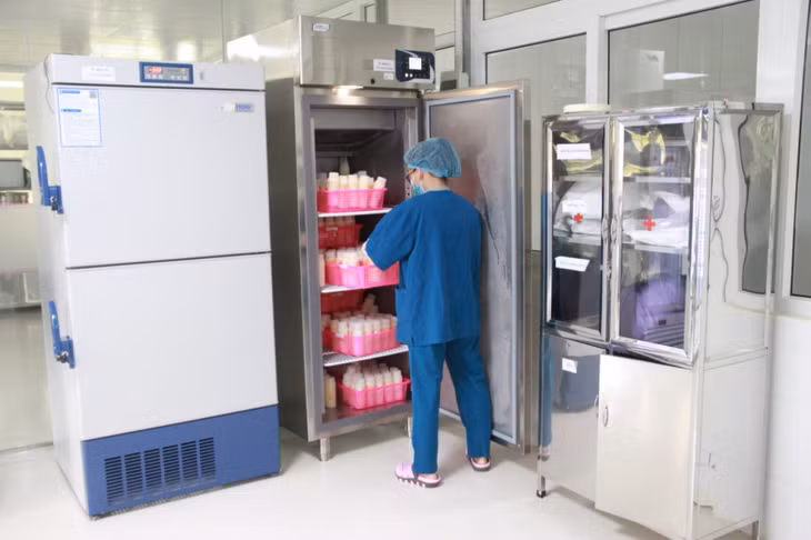 Sữa mẹ thanh trùng tại Ngân hàng sữa mẹ (Bệnh viện Sản Nhi Quảng Ninh) được bảo quản, đảm bảo an toàn trước khi cho trẻ sử dụng.