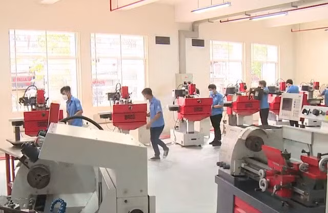 Các trường nghề khó đáp ứng nguồn cung lao động cho doanh nghiệp do dịch COVID-19 - Ảnh 1.