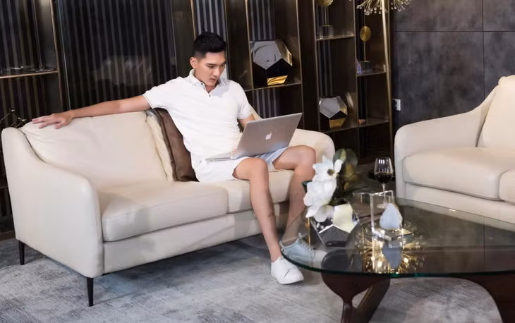 Lê Phương Nam chủ yếu mua quần áo bằng cách order.