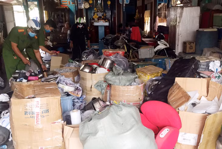 Lượng lớn hàng hóa xuất xứ nước ngoài, không hóa đơn, chứng từ được phát hiện trong nhà các đối tượng.