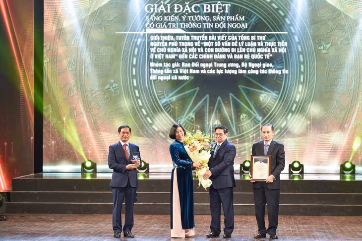 Thủ tướng Phạm Minh Chính trao giải Đặc biệt cho nhóm tác giả Bộ Ngoại giao, Ban Đối ngoại Trung ương và Thông tấn xã Việt Nam và các lực lượng làm thông tin đối ngoại toàn quốc về Sáng kiến ý tưởng, sản phẩm có giá trị thông tin đối ngoại giới thiệu tuyên truyền bài viết của Tổng Bí thư Nguyễn Phú Trọng về “Một số vấn đề lý luận thực tiễn về chủ nghĩa xã hội và con đường đi lên chủ nghĩa xã hội ở Việt Nam đến các chính đảng và bạn bè quốc tế”. Ảnh VGP/Nhật Bắc