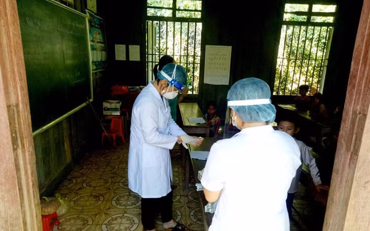 Lấy mẫu xét nghiệm bạch hầu. Ảnh: CDC Nghệ An