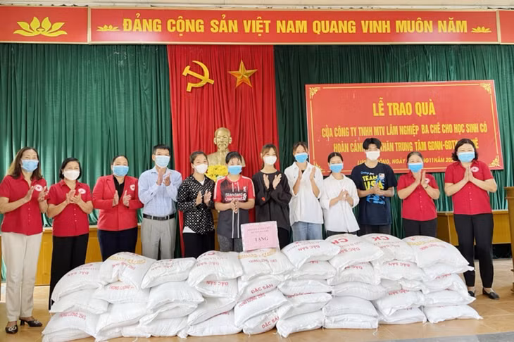 Bà Ngô Thị Thuận (thứ 2 từ phải vào) đã kết nối các nhà hảo tâm trao tặng gạo cho học sinh tại xã Lương Mông đầu tháng 11/2021.