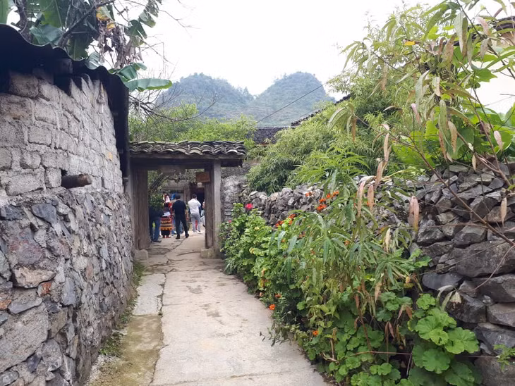 Một trong những điểm thu hút khách là quán cà phê Cục Bắc do phía Nhật Bản hỗ trợ chỉnh trang, giữ lại nét truyền thống đặc trưng của người Lô Lô.
