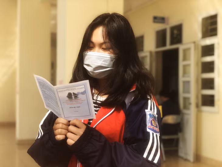 Niềm vui của các em học sinh sau khi hoàn thành tiêm mũi 2 vắc-xin phòng Covid-19.