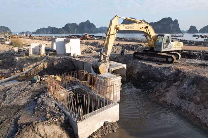 Hiện nhà thầu đang khẩn trương thi công hoàn thiện hệ thống cống ngang và dọc đường.